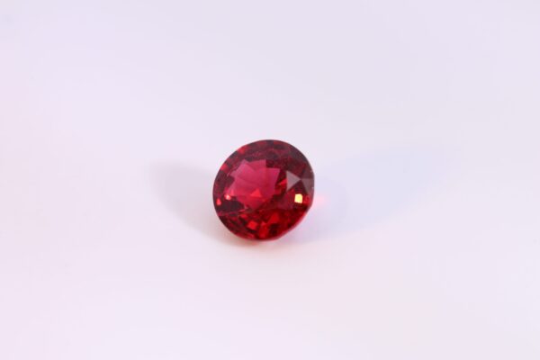 spinelle rouge 0,52 ct 219 €. gauche